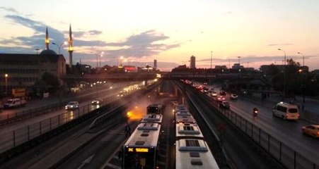 Avcılar durağında metrobüste çıkan yangın korku yarattı