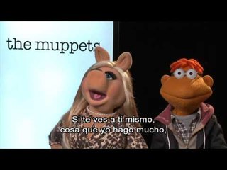 Los Muppets - Miss Piggy y Scooter enseñan a posar para las selfies