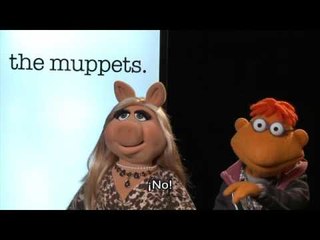 Los Muppets - Miss Piggy y Scooter niegan tener una relación