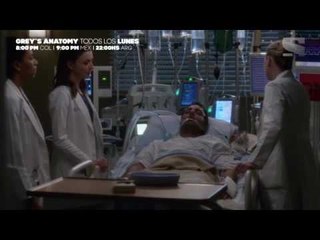Meredith se esfuerza por salva vida de paciente