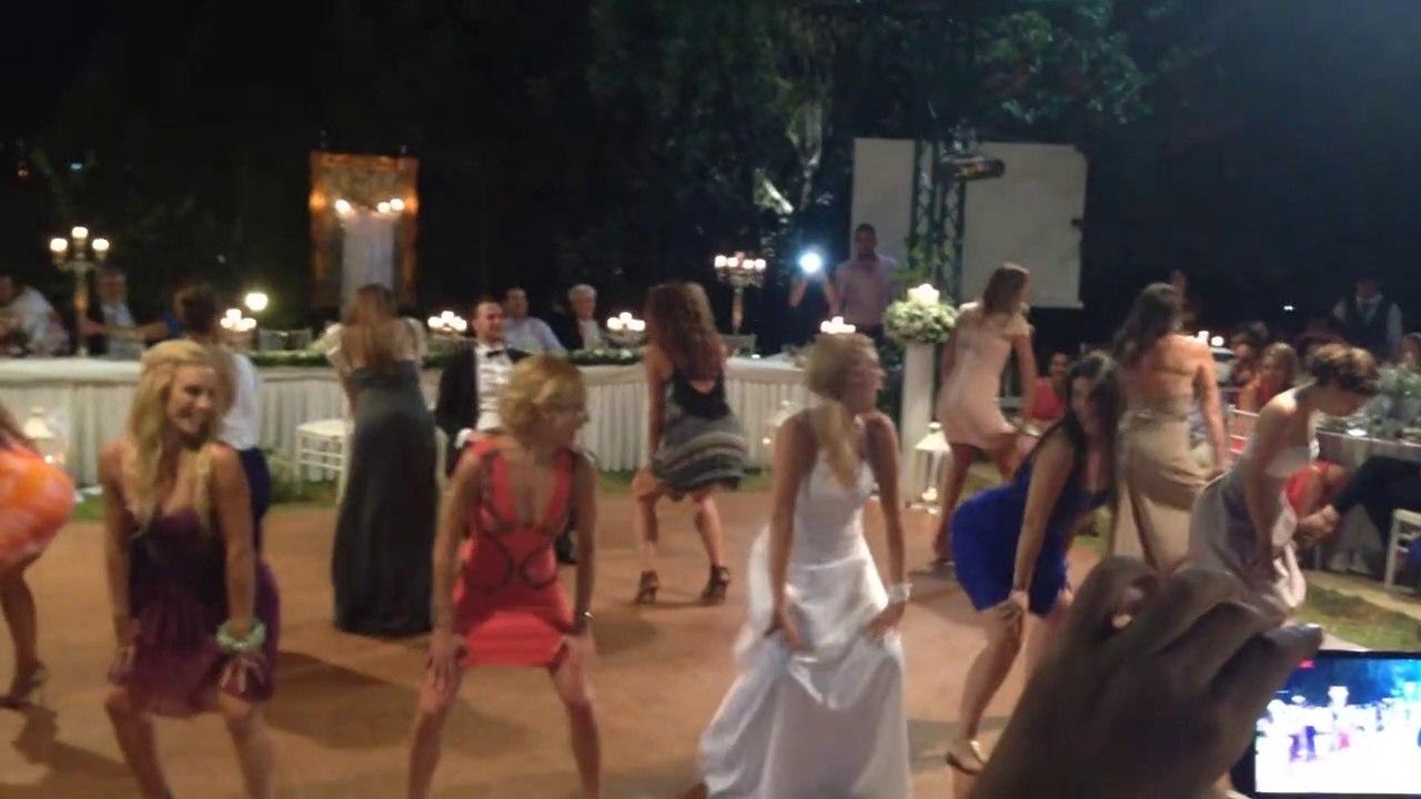 Çok klas bir düğün dansı