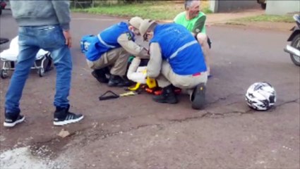 Jovem sofre queda de moto após atropelar cachorro