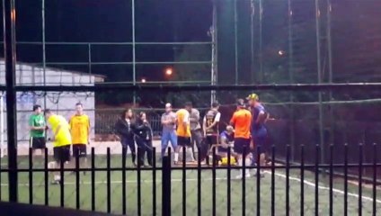 Homem tem lesão no cotovelo durante partida de futebol
