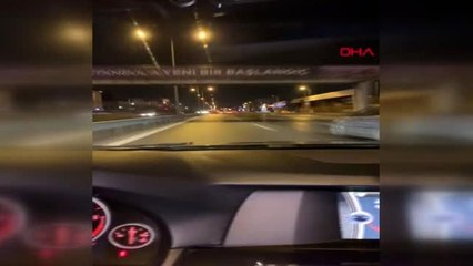 İSTANBUL-PENDİK'TE YAN YANA İLERLEDİĞİ OTOMOBİL SÜRÜCÜSÜNE SOPAYLA BÖYLE SALDIRDI