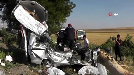 Kontrolünü kaybeden ticari araç ağaca çarptı: 3 ölü