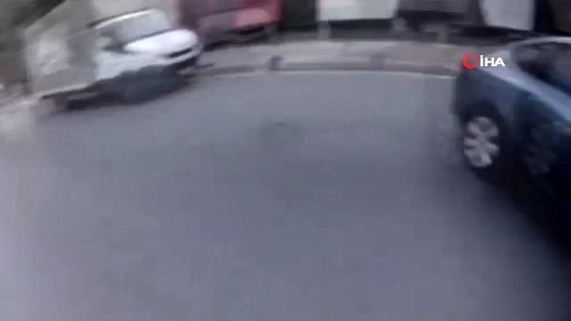 Motosiklet sürücüsünün otomobile çarpmaktan kurtulduğu anlar kamerada