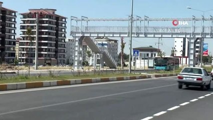 Adıyaman'da şaşırtan üst geçit... Geçidin bir ayağı tarlaya diğer ayağı oto galerinin bahçesine...