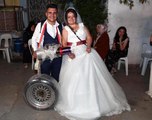 Otomobil tutkunu damada düğünde arkadaşı, takı yerine egzoz ve çelik jantlı tekerlek taktı