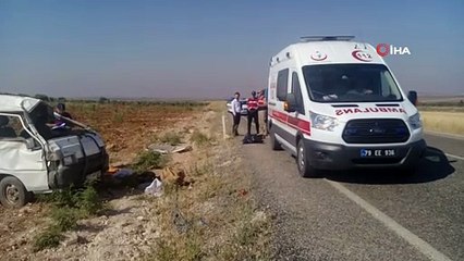 Göçmenleri taşıyan minibüs takla attı: 2 ölü, 20 yaralı