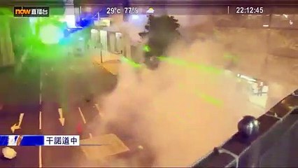 Hong Kong: Regardez les images des manifestants qui pointent des lasers sur la police pour empêcher la reconnaissance faciale - VIDEO