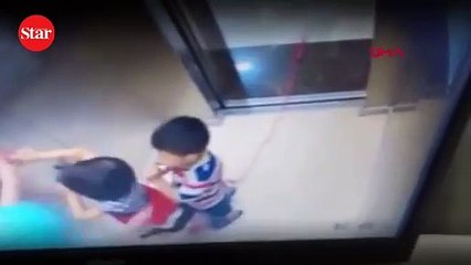 Asansörde dehşet anları!; Abla kardeşini ölümden böyle kurtardı