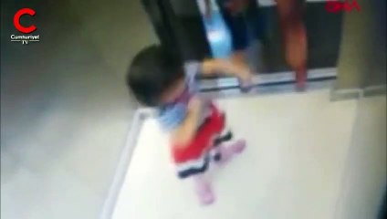 Soğukkanlı abla kardeşini ölümden böyle kurtardı