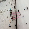 Des balançoires sont installées à la frontière entre les États-Unis et le Mexique permettant aux enfants de jouer ensemble