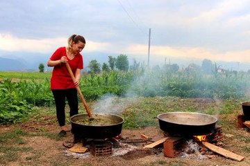 Geçirdiği kaza sonrası kullandığı çam kozalağı reçelinin üretimine başladı