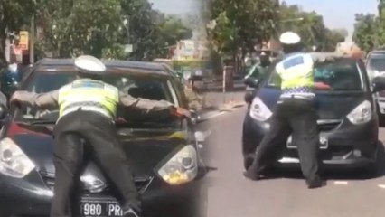 Trafik polisinin dur ihtarına uymayınca kaputa atlayıp durdurdu