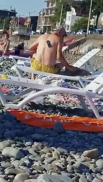 Il cherchait son téléphone portable alors que ce dernier était collé à son dos