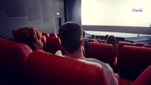 Il s’installe tranquillement dans une salle de cinéma : un drame se déroule à l’extérieur