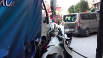 Eyüpsultan'da freni patlayan kamyon park halindeki araçlara çarptı