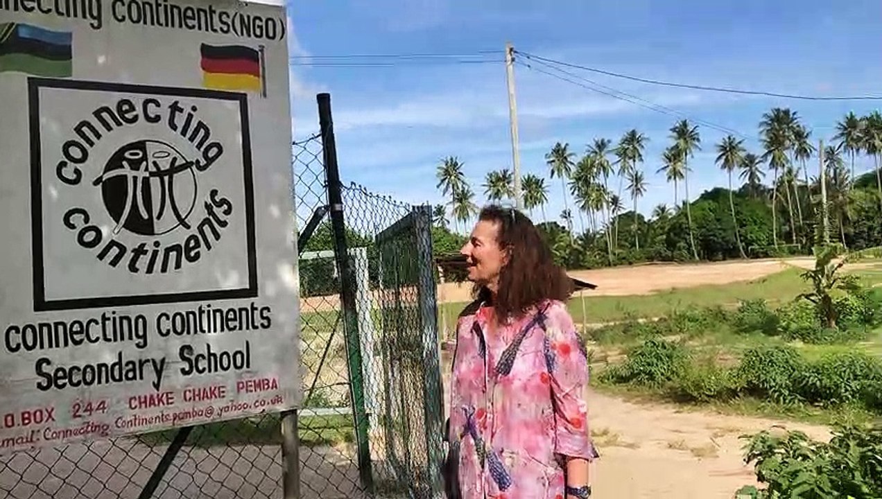 Dr. Mimi Blien stellt das Schulgelände in Pemba vor