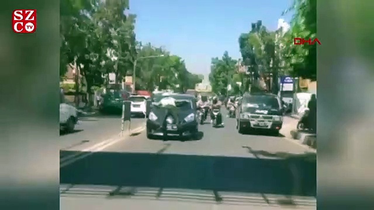 Trafik polisi, kırmızı ışıkta geçen otomobilin kaputuna çıktı