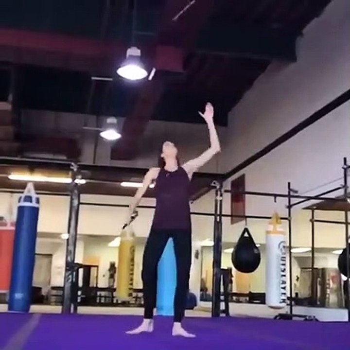 Elle atterrit sur ses pieds comme les super héros