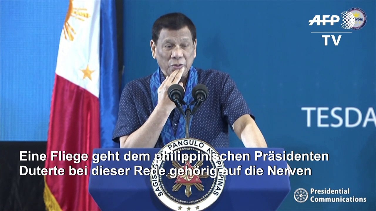 Duterte kämpft bei Rede mit Fliege