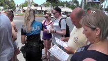 Kemer'de kadın polislere turist ilgisi