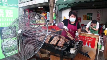 People enjoy roasted rats served in special barbecue shop in southern China