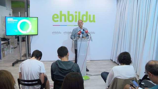 Rueda de prensa del parlamentario de EH Bildu, Adolfo Araiz
