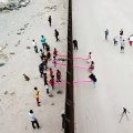 Obra de arte põe crianças e adultos a andar de baloiço na fronteira entre o México e os Estados Unidos