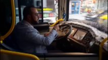 Halk otobüsü şoförü gecikince belediye başkanı direksiyon başına geçti