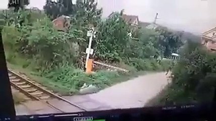 Kinh hoàng cảnh người phụ nữ bị tàu hỏa tông trực diện khi cố vượt qua đường ray