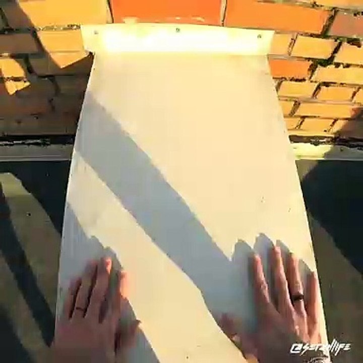 Un freerunner manque de tomber d'un toit