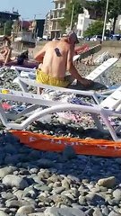 Un papi cherche son téléphone