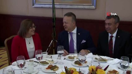 Fatma Şahin, Gastronomi Festivali'nin tanıtım toplantısında elleriyle katmer yaptı