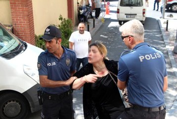 Vücudu bıçak izleriyle dolu! Kadının çığlıklarını duyan mahalleli hemen polisi aradı
