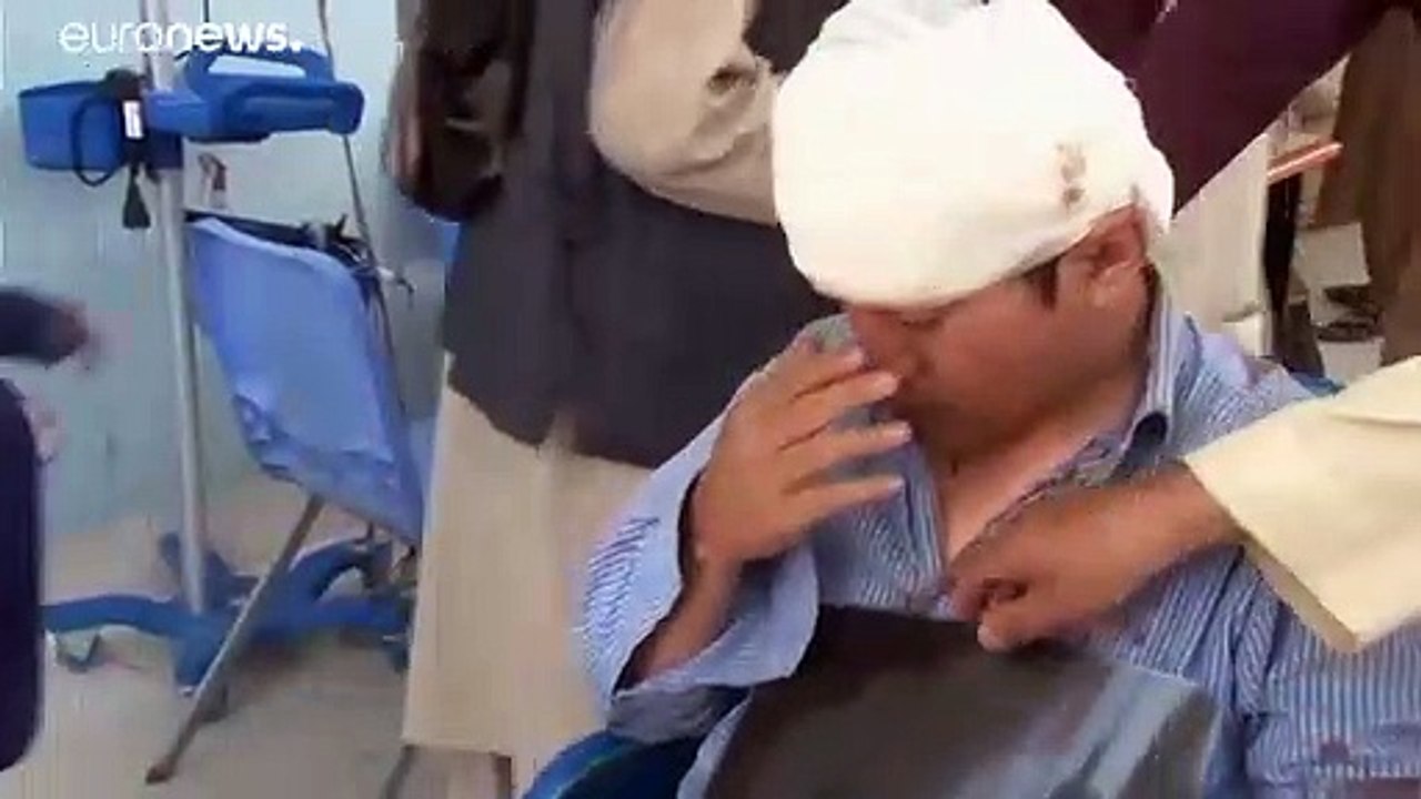 عشرات القتلى من المدنيين بينهم أطفال في انفجار قنبلة على جانب طريق غرب أفغانستان