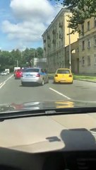 Un policier fait une boulette en voulant arrêter un conducteur