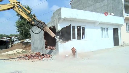 Yüksek gerilim hattı altındaki kaçak binalar yıkıldı