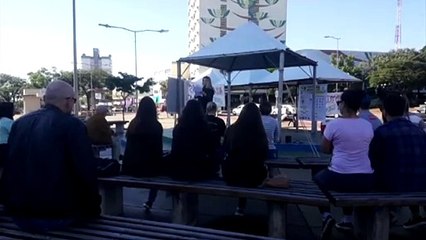 Em greve, servidores da Unioeste promovem aula no Calçadão
