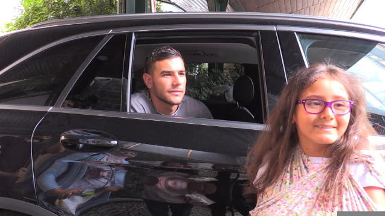 AC Milan - Theo Hernandez, en béquilles mais avec le sourire