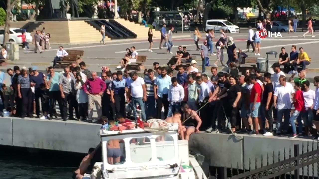 Kadıköy’de denize düşen iki kadının kurtarılma anları kamerada