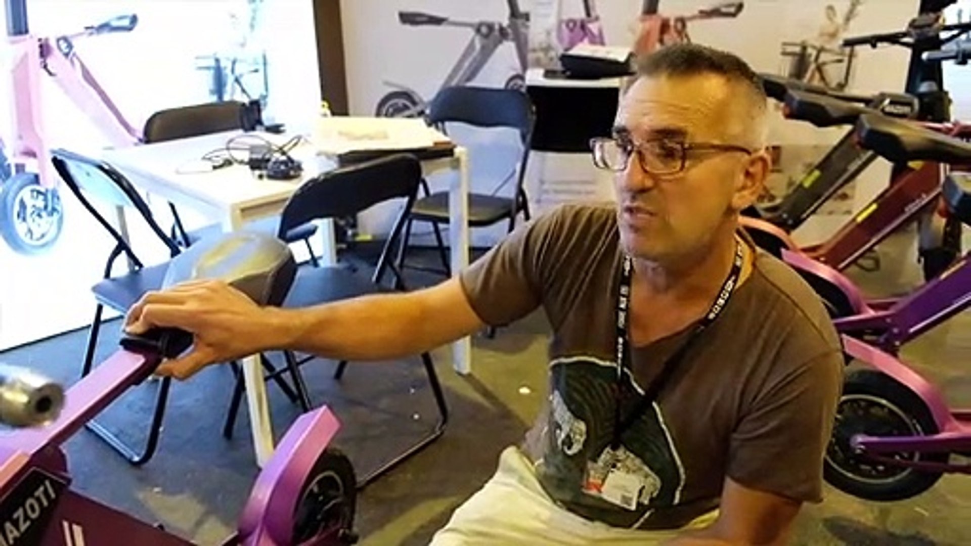 La minute pour convaincre : un scooter électrique aux allures de  trottinette - Vidéo Dailymotion