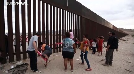 فيديو: لمَ صمّم فنانون أراجيح زهرية للجدار بين الولايات المتحدة والمكسيك؟