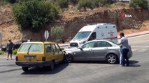 Manavgat'ta iki otomobil kafa kafaya çarpıştı: 4 yaralı