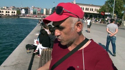 Kadıköy’de denize düşen iki kadının kurtarılma anları kamerada