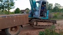 Extraordinary trick to get excavator onto the back of a truck in Vietnam