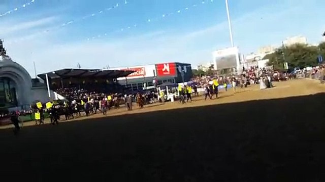 Productores rurales corren a rebencazos a veganos en la Rural