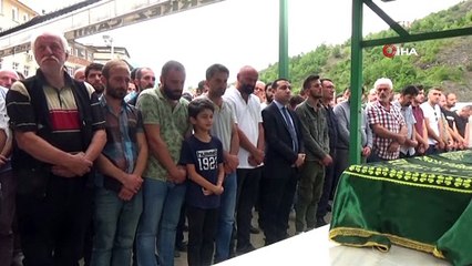 Boğazına balon parçası takılıp ölen minik Yağız toprağa verildi