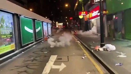 Des cône de chantier et de l'eau contre les grenades lacrymo (Hong-Kong)